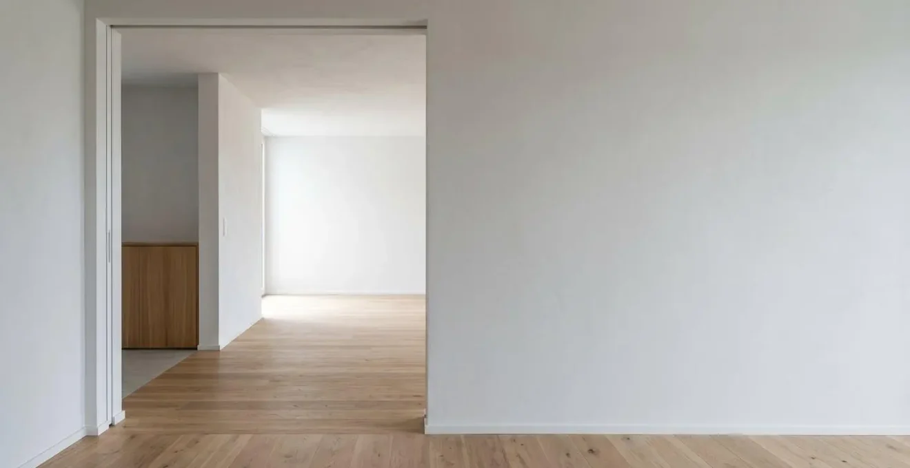 Environnement domestique épuré avec espace vide suggérant les besoins d'aménagement pour l'accessibilité