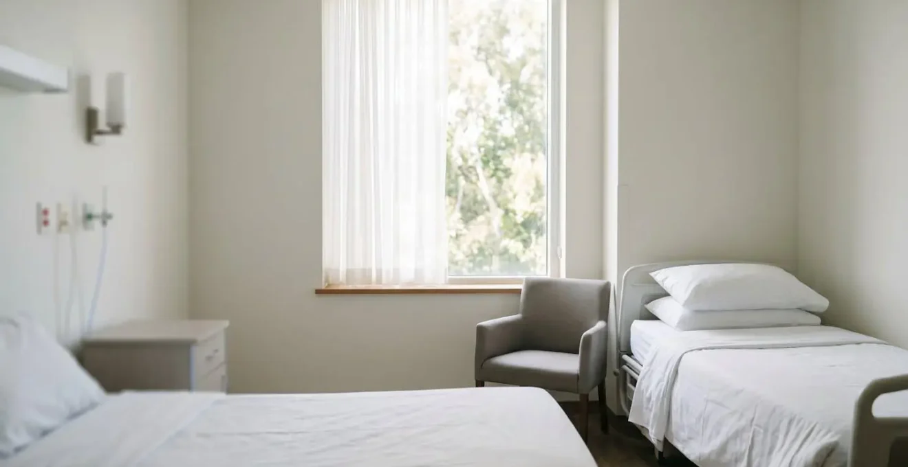 Chambre d'hôpital individuelle baignée de lumière naturelle avec atmosphere apaisante