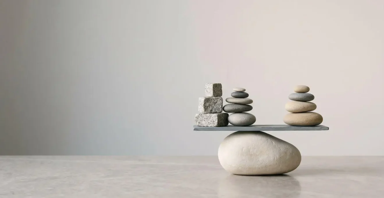 Balance symbolique avec deux plateaux équilibrés dans un environnement minimaliste épuré